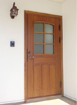 張物やアルミドアにはない重厚な質感を実現できます